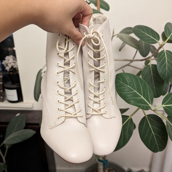 Stradivarius White Boots - Picture 4 of 7